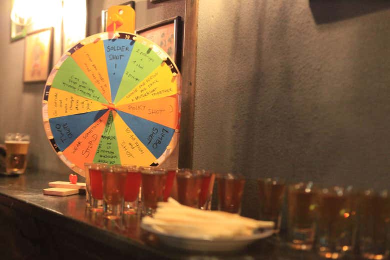 Juego de bebida durante el Pub Crawl de Kiev