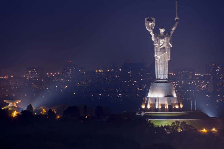 Monumento Mãe Pátria à noite