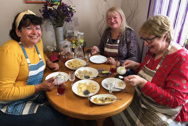 Mujeres comiendo varenyky