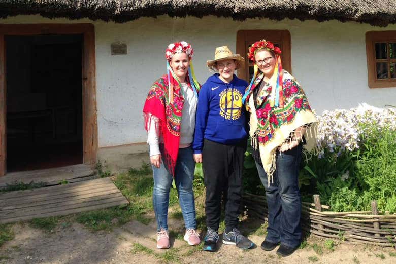 Mulheres vestidas com o traje típico