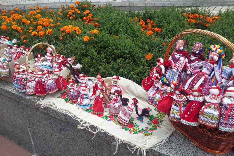 Muñecas artesanales en un puesto durante el Descenso de San Andr