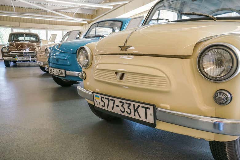 Museo de coches retro en la antigua residencia de Viktor Yanukov