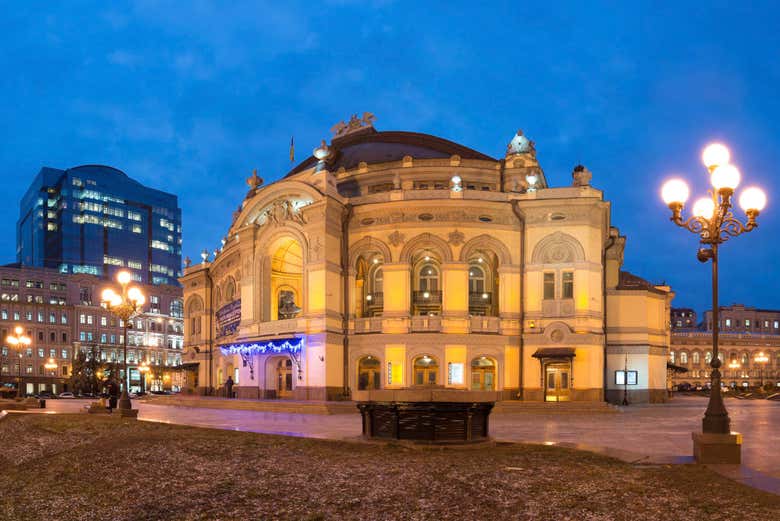 Ópera nacional ao anoitecer