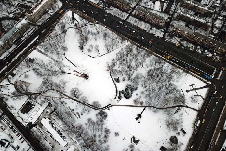 Vista aérea del Parque Memorial Babi Yar en invierno