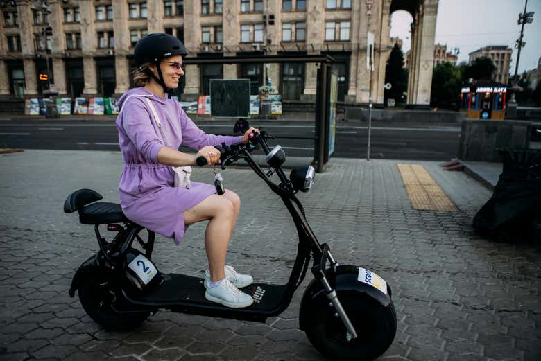 Recorriendo en scooter el centro de Kiev