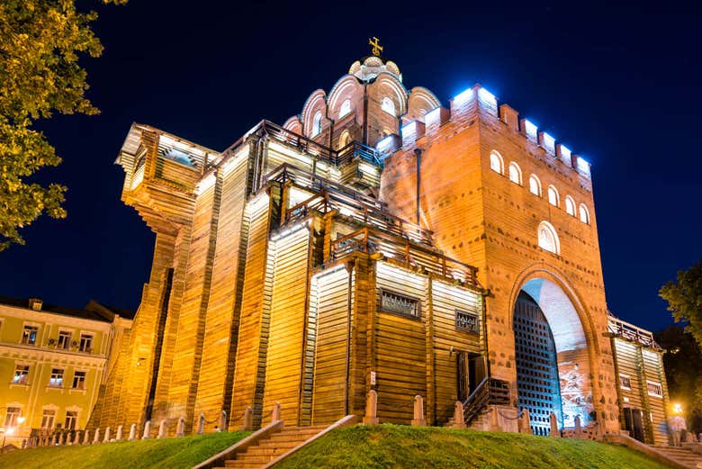 Porta Dourada iluminada