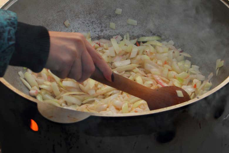 Cocinando borsch en una olla