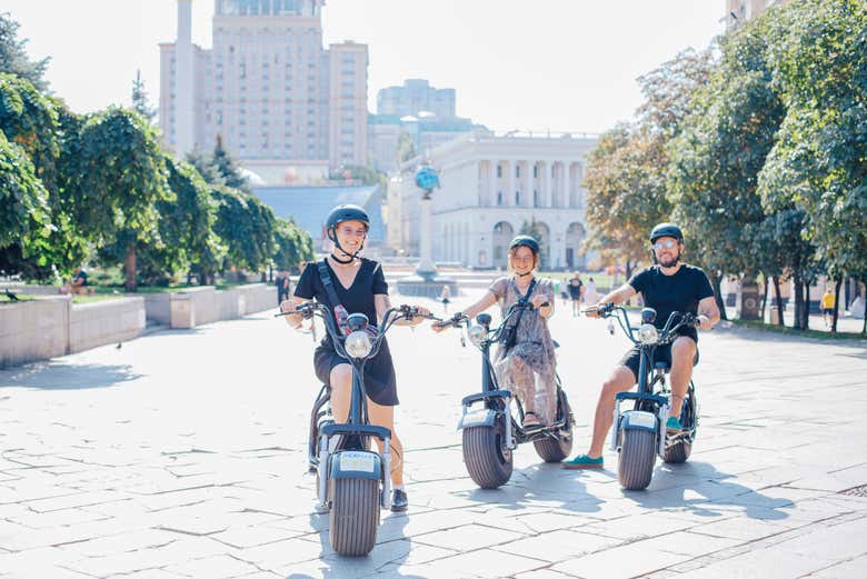 Pilotando unas scooters eléctricas en Kiev