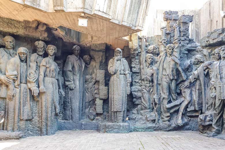 Relieve del pueblo ucraniano a la entrada del museo