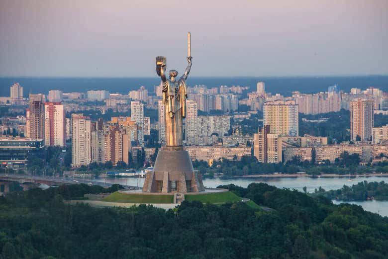 Vistas del Museo y la Madre Patria con el río de fondo