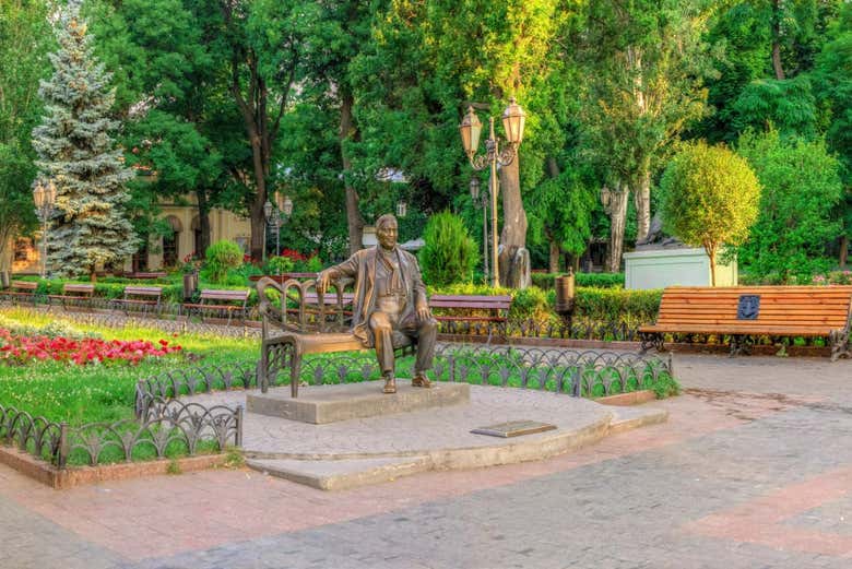 Escultura de Leonid Utiosov, en el Parque de la Ciudad