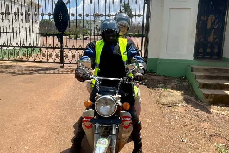 Prestes a começar o tour de moto em Kampala