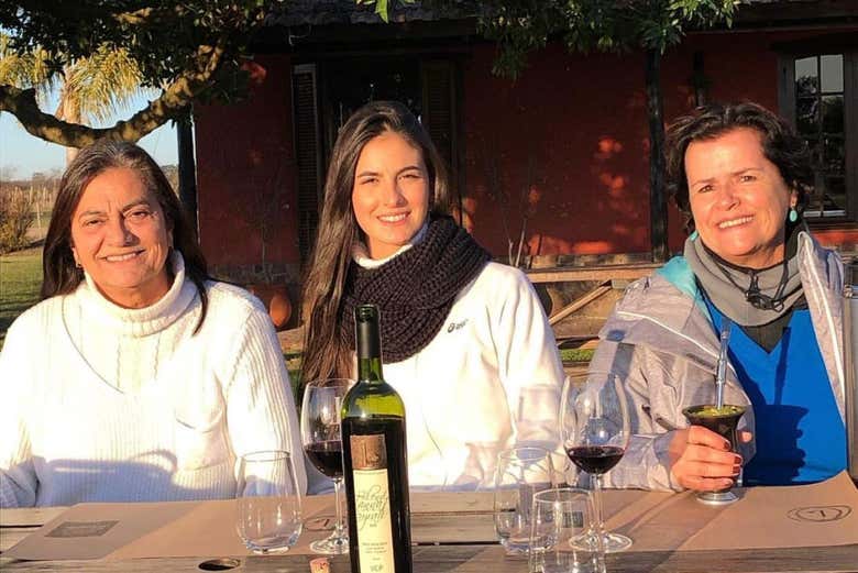 Desfrutando de uma taça de vinho ao sol