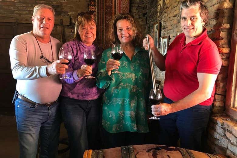 O grupo provando o vinho da adega