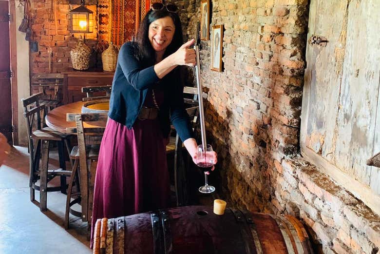 Servindo o vinho diretamente do barril