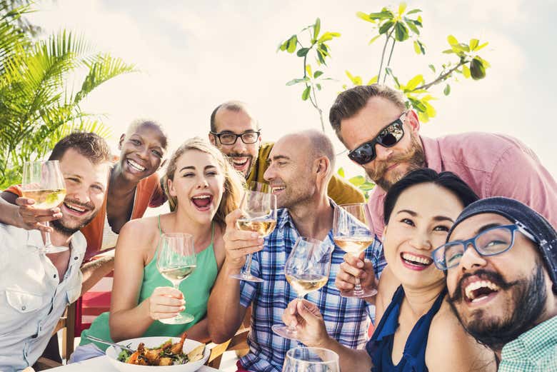 Un grupo de amigos pasándolo en grande durante el tour