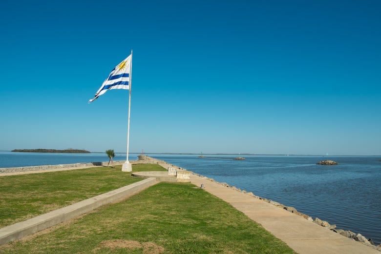 Una bandera uruguaya en la costa de Carmelo