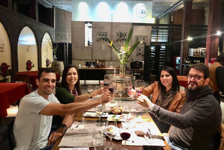 Brindando con copas de vino