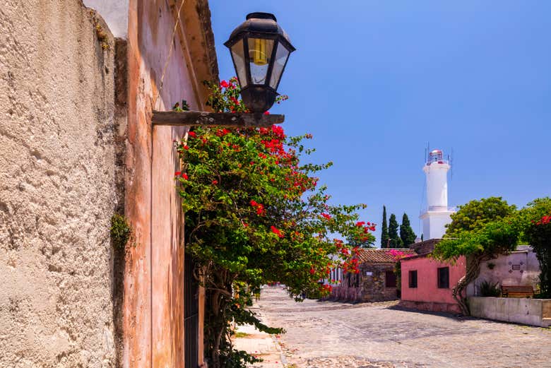 Típico paisaje con el icónico Faro de Colonia del Sacramento
