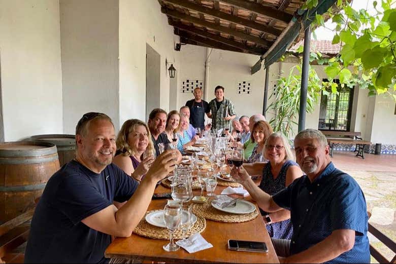 Un grupo sentado a la mesa de una de las bodegas