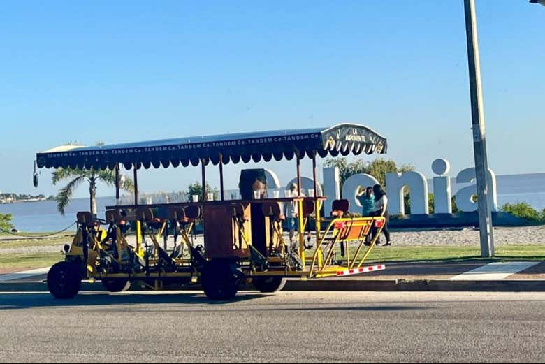 El pedal bar listo para el tour por Colonia del Sacramento