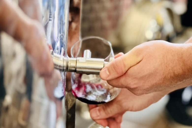 Servindo uma taça de vinho Fripp