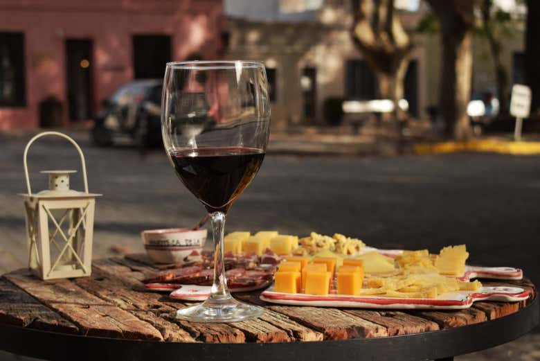 Disfrutando del vino y de los quesos de Colonia del Sacramento
