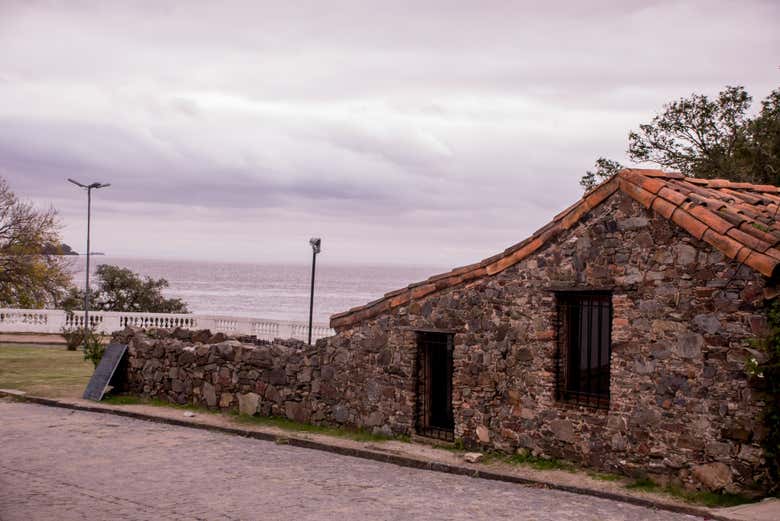 Vistas al Río de la Plata desde las callejuelas de Colonia