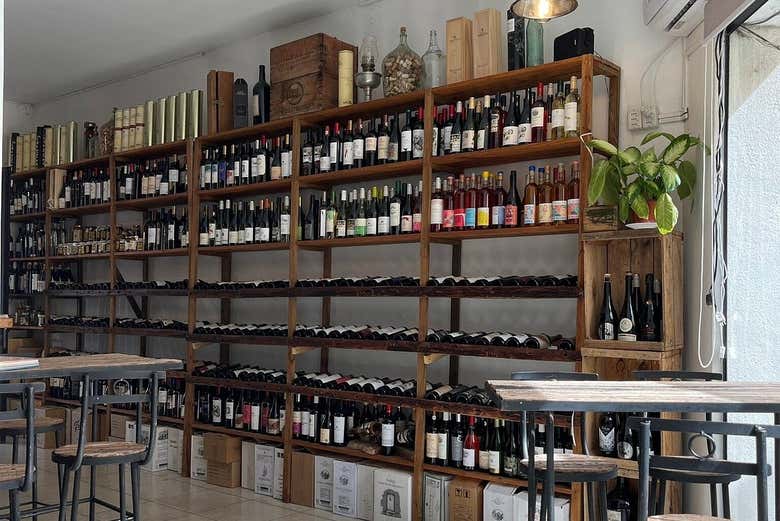 Vins exposés sur une étagère