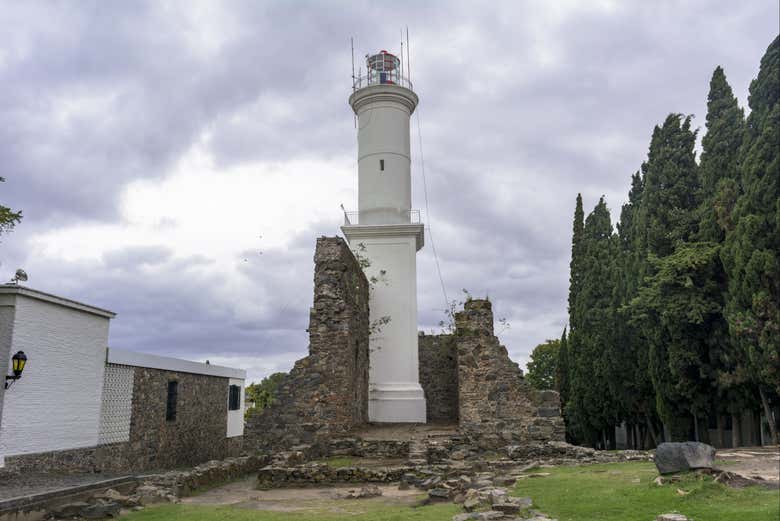 Acercándonos al faro de Colonia del Sacramento