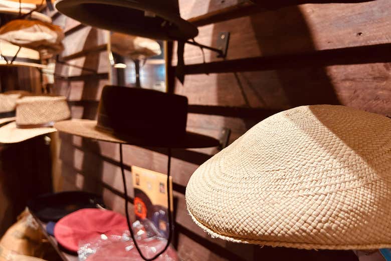 Un béret en gros plan au musée