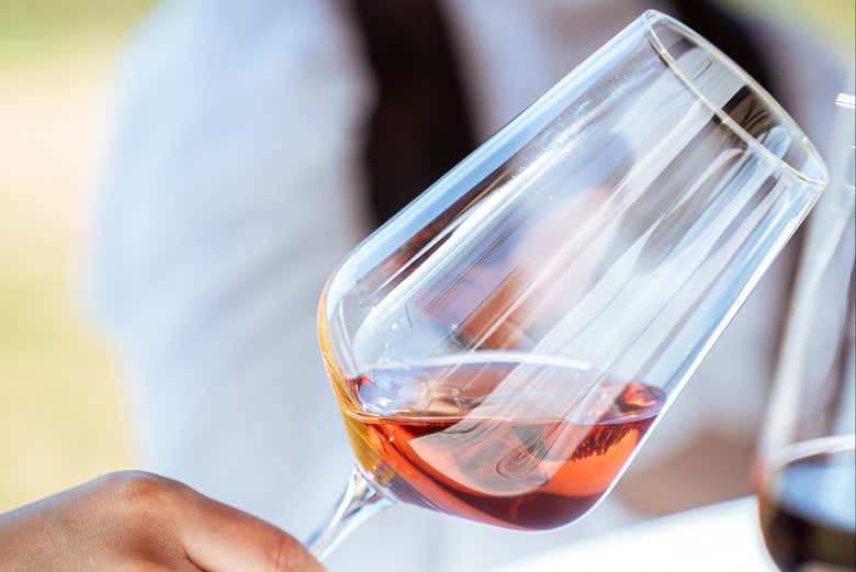 Uma taça do requintado vinho Varela Zarranz