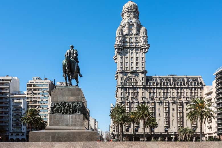 Discover the buildings surrounding the Plaza de la Independencia