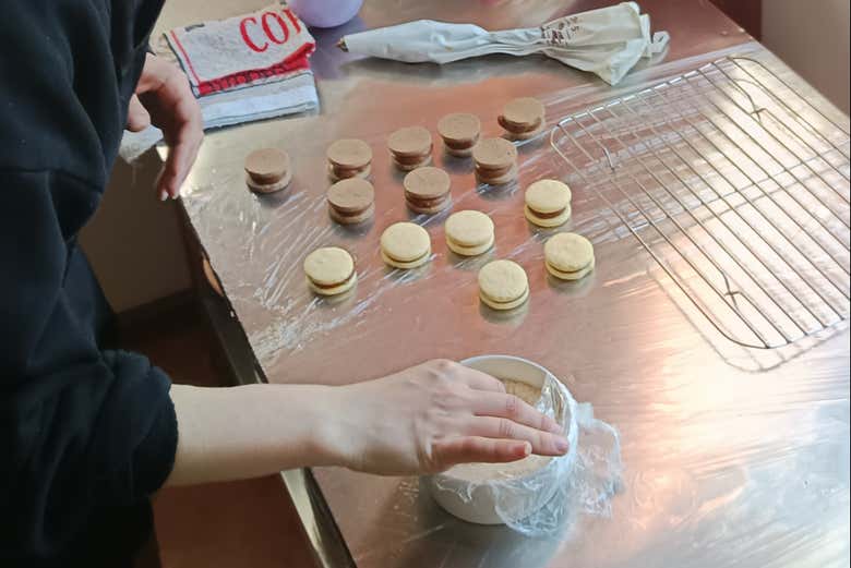 Colocando coco a los alfajores