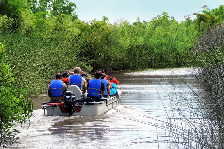 Paseo en barco por la estancia ecológica de La Macarena