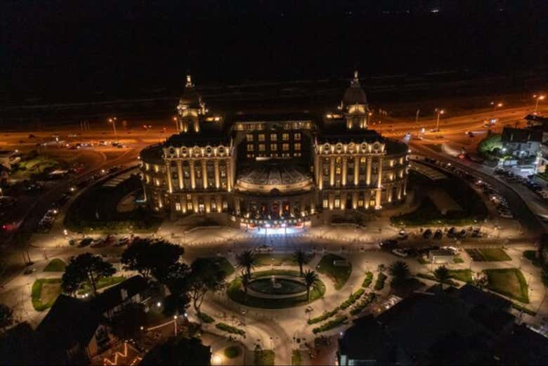 Paisaje nocturno del Hotel Casino Carrasco