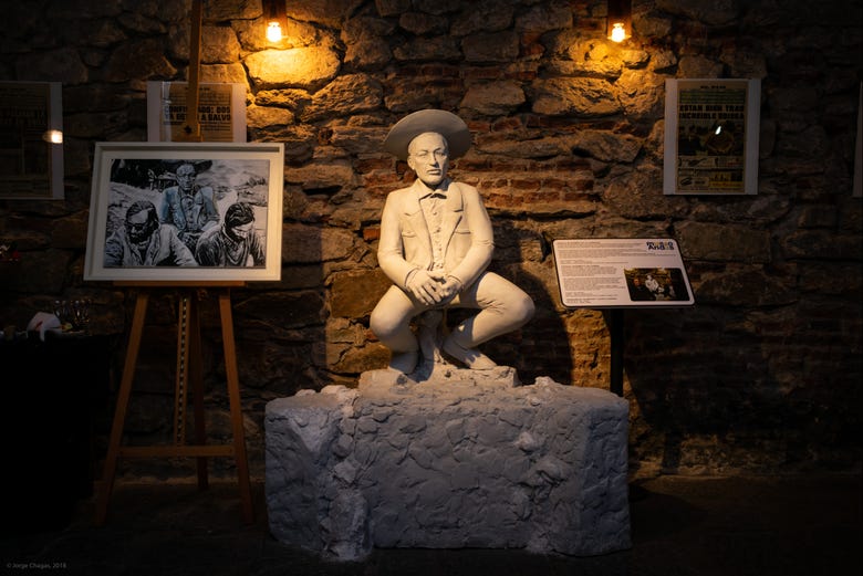 Escultura de Don Sergio Catalán, no salão "El Arriero"