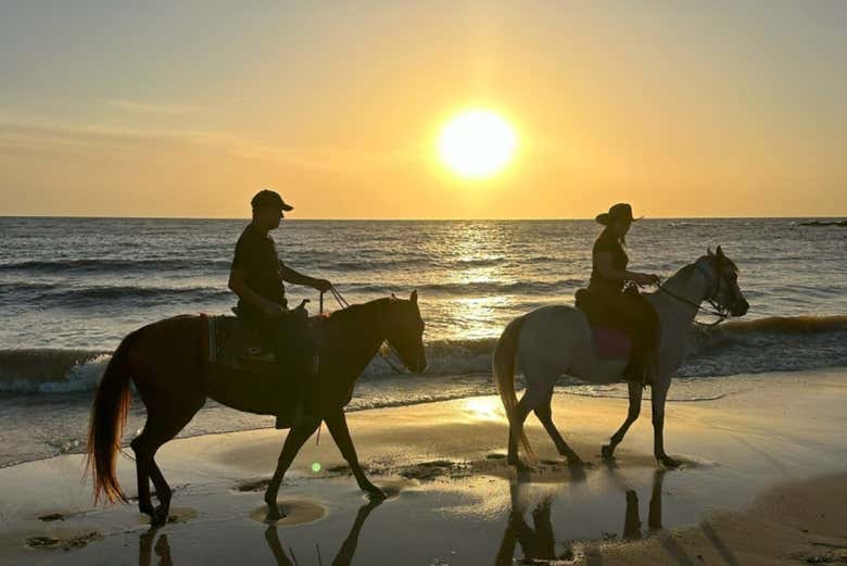 Cavalgando durante o pôr do sol