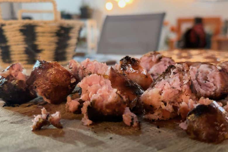 Pedaços de chouriço do tradicional churrasco uruguaio