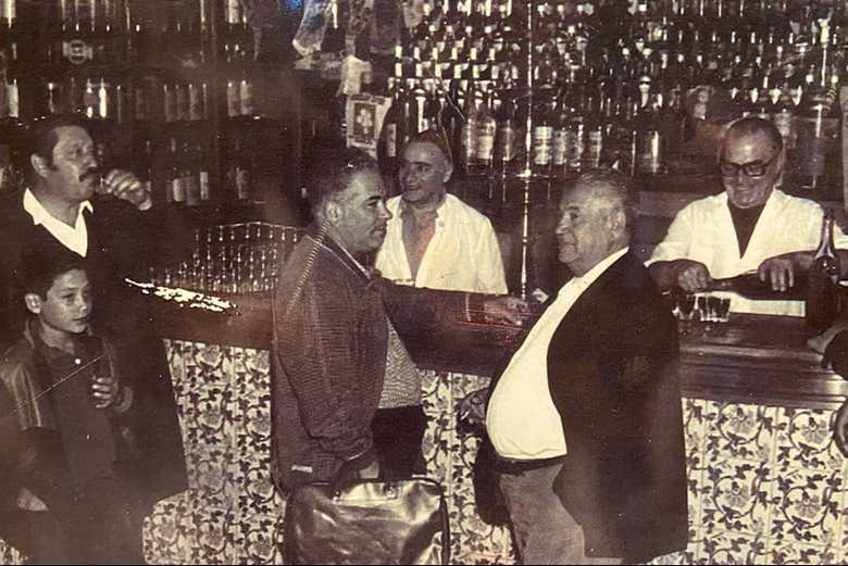 Una de las fotos antiguas de los clientes del Baar Fun Fun