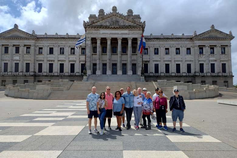 Foto em frente ao Palácio Legislativo do Uruguai