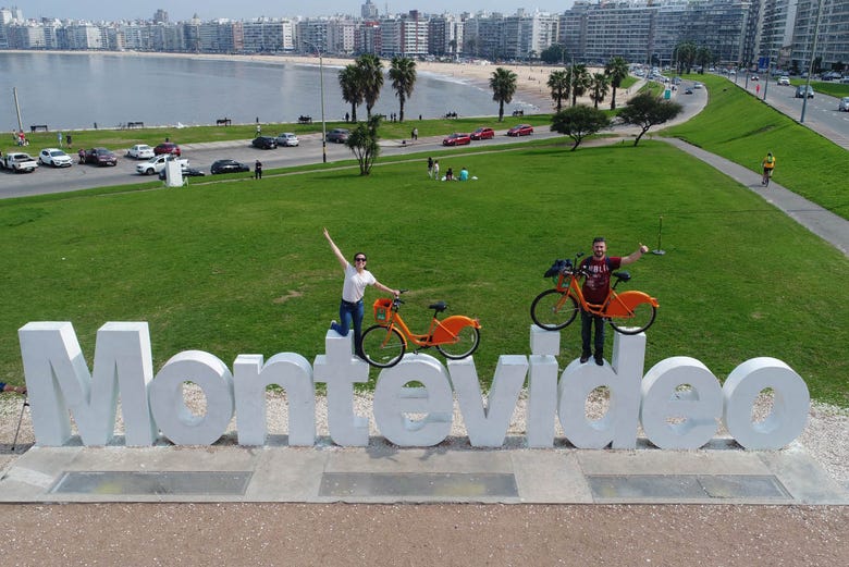 Desfrutando do tour de bicicleta por Montevidéu