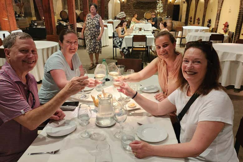 ¡Un brindis con vino uruguayo!