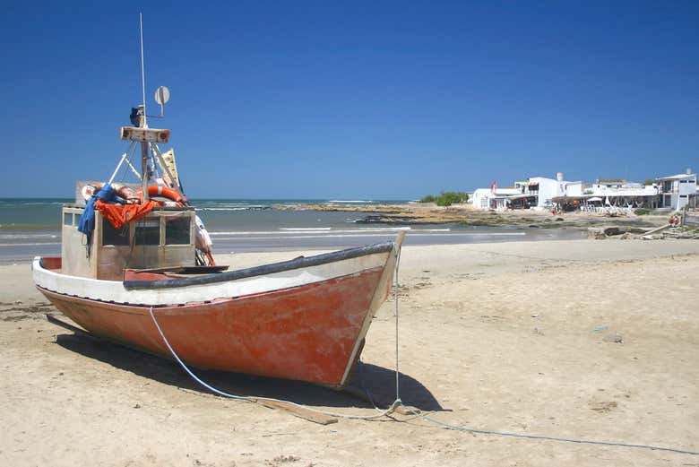 Barco em uma praia de Cabo Polonio