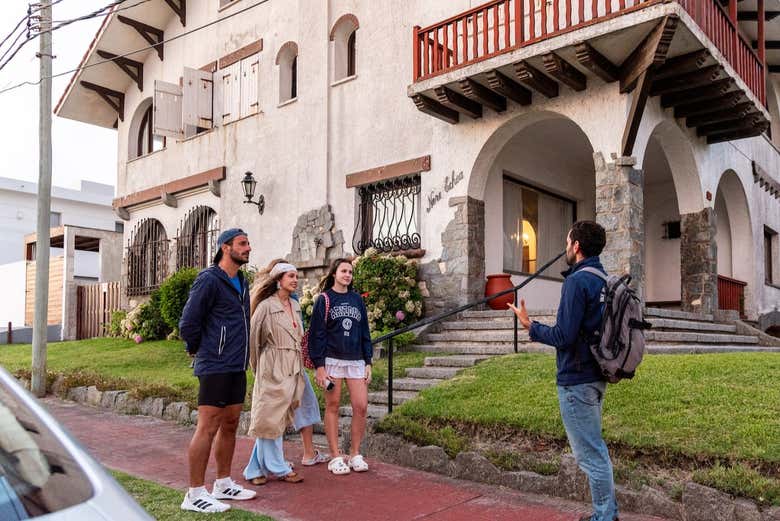 Escuchando las explicaciones del guía