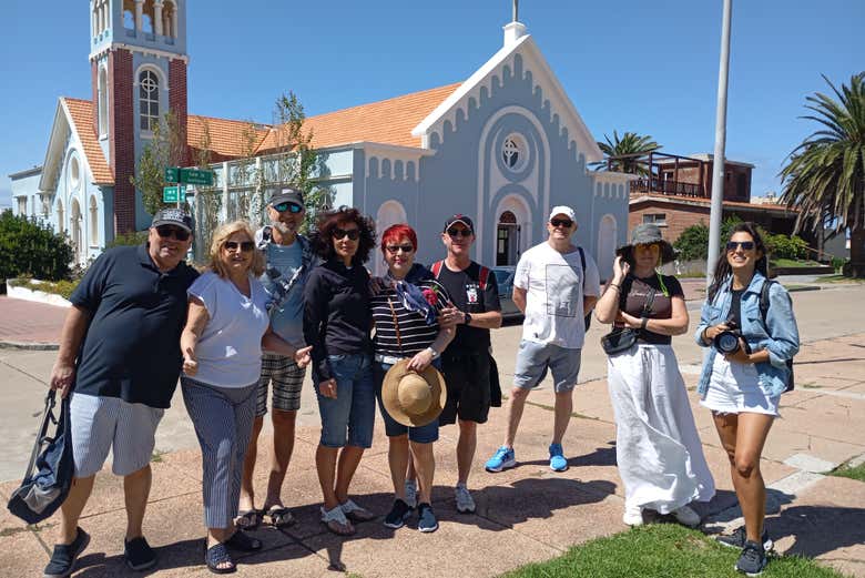 Foto de grupo frente a la parroquia 