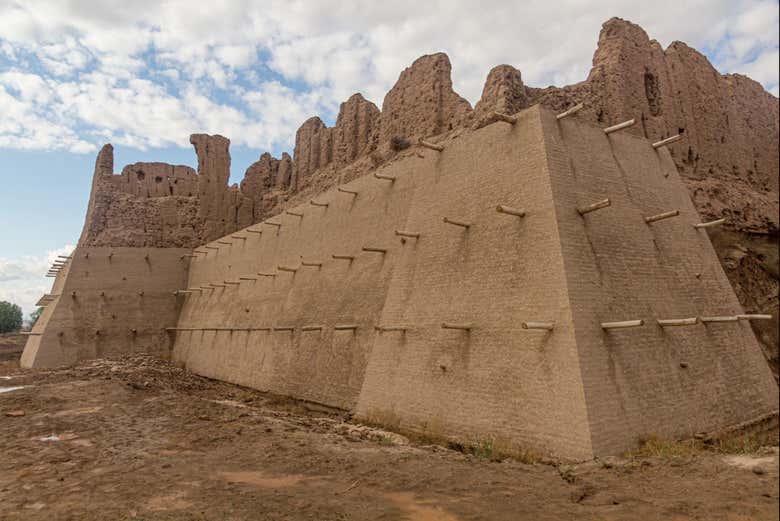 Antigua fortaleza en el desierto Kyzyl Kum
