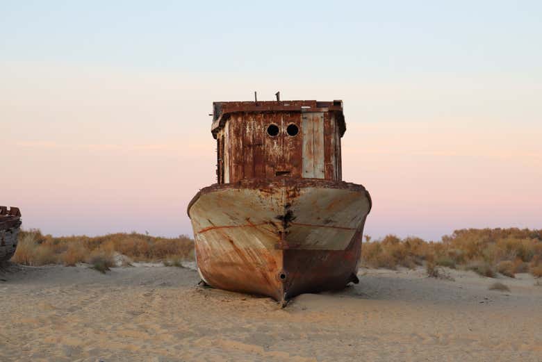 Un barco varado en Moynaq