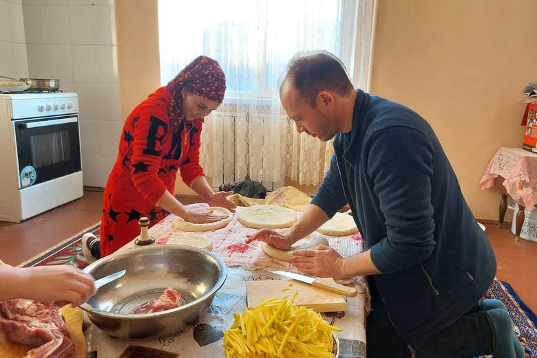 Durante la lezione di cucina uzbeka