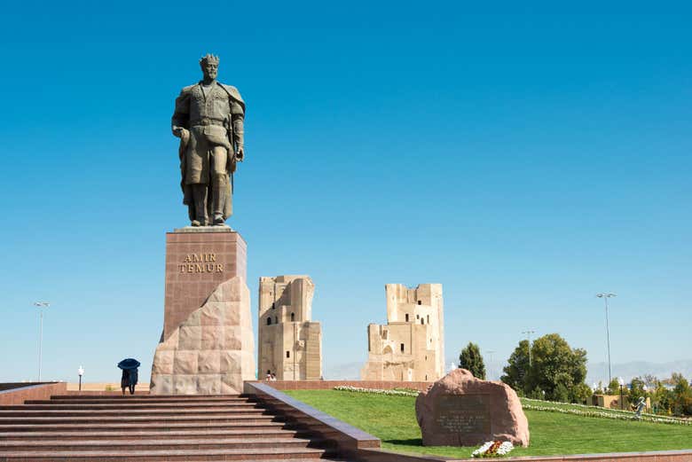 Estatua del líder Amir Timur